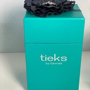 Tiek Box, Flower and All Travel Accessories